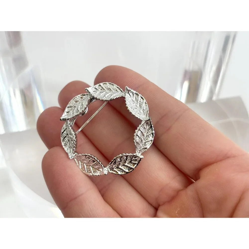Gerry's Designer Leaf Shaped Wreath Textuerd Classic Vintage Cute Brooch